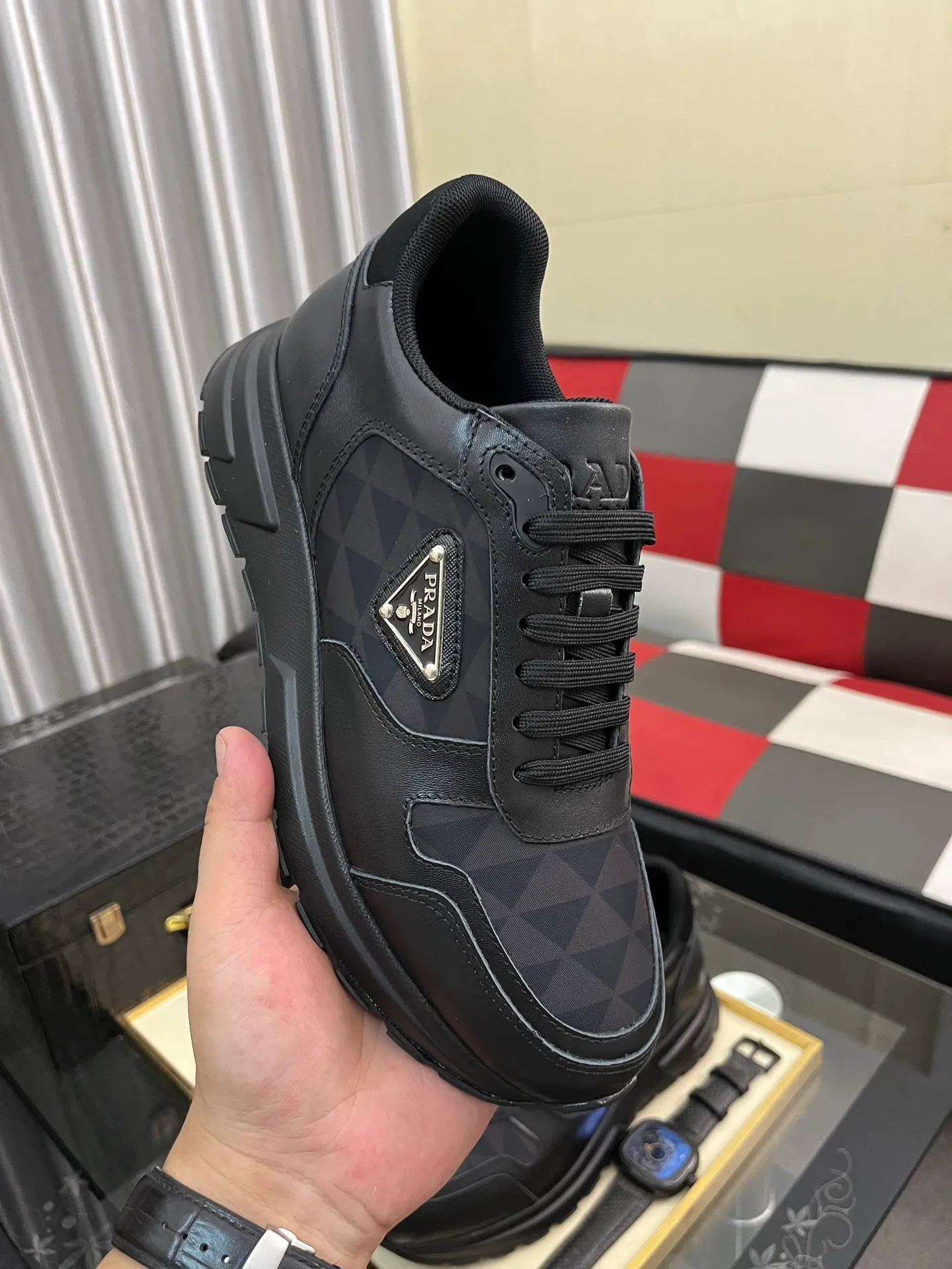 Men's men's shoes 💰420⌚️⌚️ Prada/Prada Men's new casual shoes, this sports shoe is made of imported calfskin upper with breathable mesh and breathable mesh lining. The foot pads are made of sheepskin, and the outsole is made of non-slip sports exclusive rubber outsole with logo. It feels good on the feet and is a fashionable item! Size: 38-442️⃣Colors available